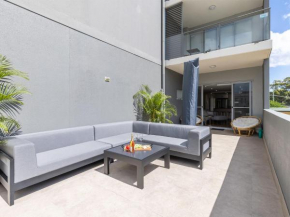 103 The Shoal 6 to 8 Bullecourt St fabulous apartment with a lift air conditioning and WiFi